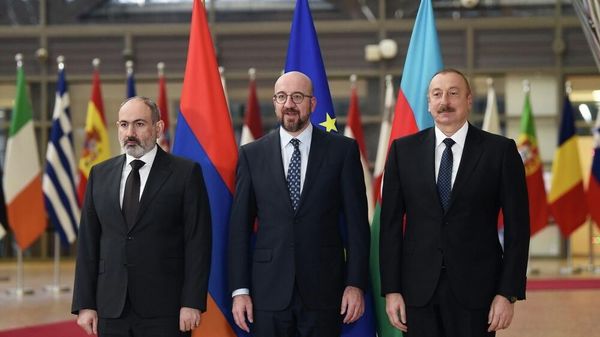 Начало трехсторонней встречи президента Азербайджана Ильхама Алиева, президента Совета Европейского союза Шарля Мишеля и премьер-министра Армении Никола Пашиняна - Sputnik Азербайджан