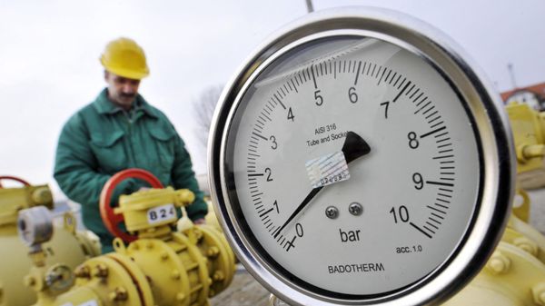 Рабочий на газораспределительной станции в Венгрии  - Sputnik Азербайджан