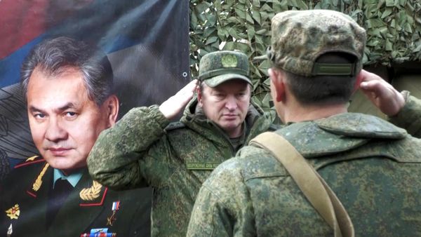 Командующий ЦВО вручил награды военнослужащим за участие в специальной военной операции - Sputnik Азербайджан
