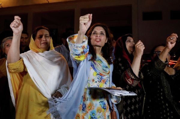"Никогда в нашей истории такие толпы не выходили так спонтанно и в таком количестве, отвергая импортированное правительство, возглавляемое мошенниками", - заявил Хан. - Sputnik Азербайджан