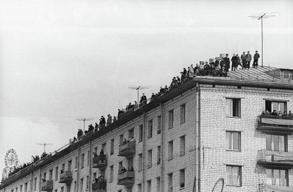 На торжественной встрече первого космонавта Земли Юрия Гагарина москвичи заполнили балконы и крыши домов. - Sputnik Азербайджан