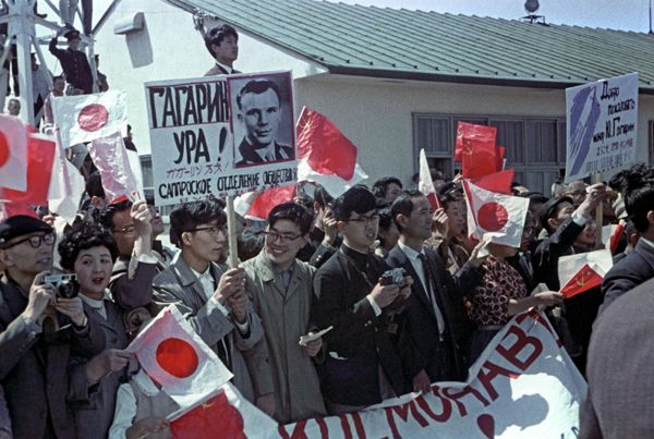 Жители острова Хоккайдо восторженно встречали первого в мире летчика-космонавта. - Sputnik Азербайджан
