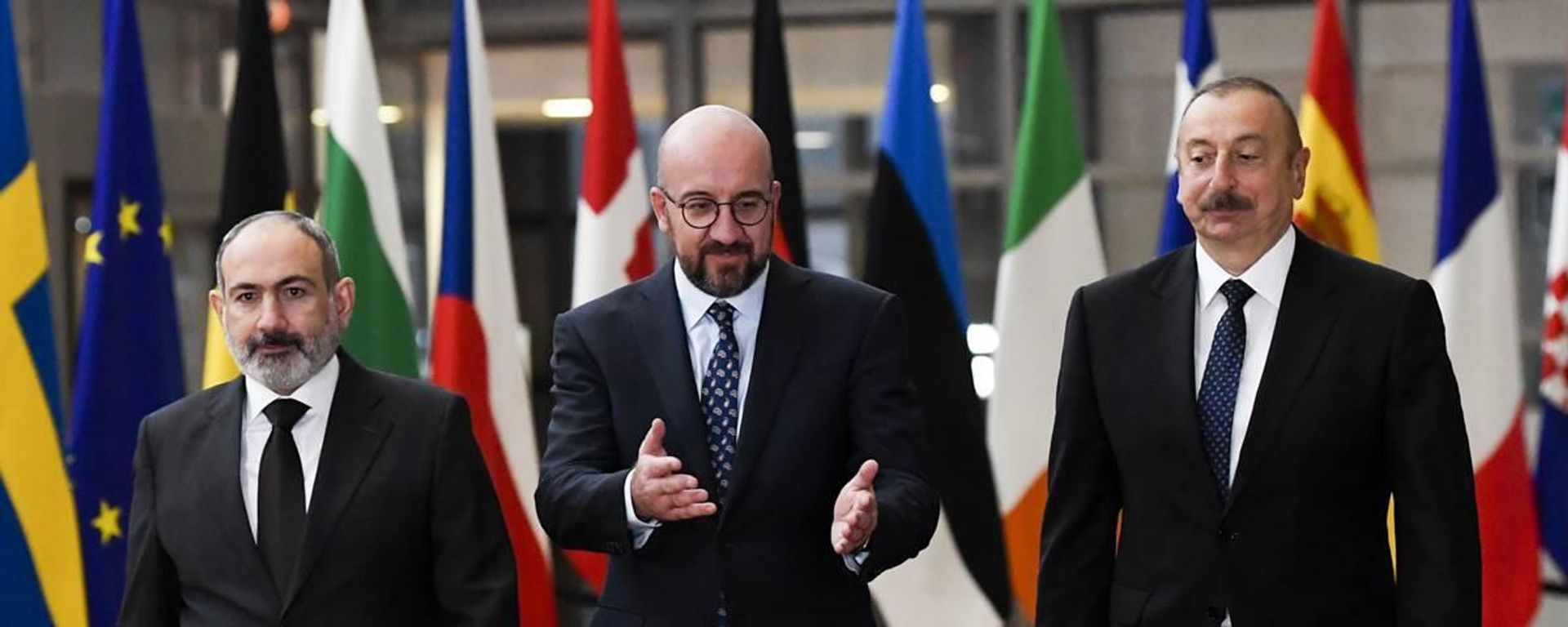 Премьер-министр Армении Никол Пашинян, Президент Европейского Совета Шарль Мишель и президент Азербайджана Ильхам Алиев перед встречей в Европейском Совете (6 апреля 2022) - Sputnik Азербайджан, 1920, 31.08.2022