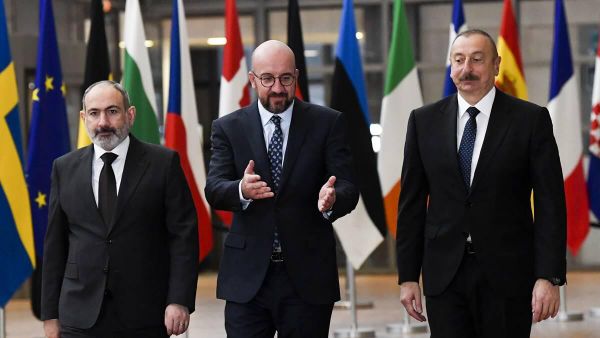 Премьер-министр Армении Никол Пашинян, Президент Европейского Совета Шарль Мишель и президент Азербайджана Ильхам Алиев перед встречей в Европейском Совете (6 апреля 2022) - Sputnik Азербайджан