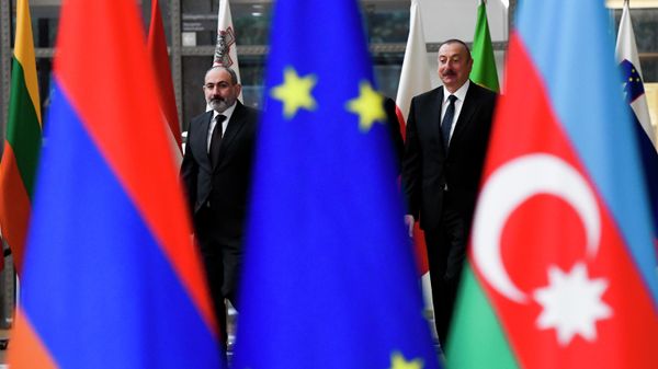 Премьер-министр Армении Никол Пашинян, Президент Европейского Совета Шарль Мишель и президент Азербайджана Ильхам Алиев перед встречей в Европейском Совете (6 апреля 2022) - Sputnik Азербайджан