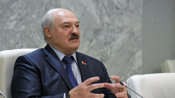 Президент Белоруссии Александр Лукашенко во время встречи во Владивостоке с губернатором Приморского края Олегом Кожемяко. - Sputnik Азербайджан