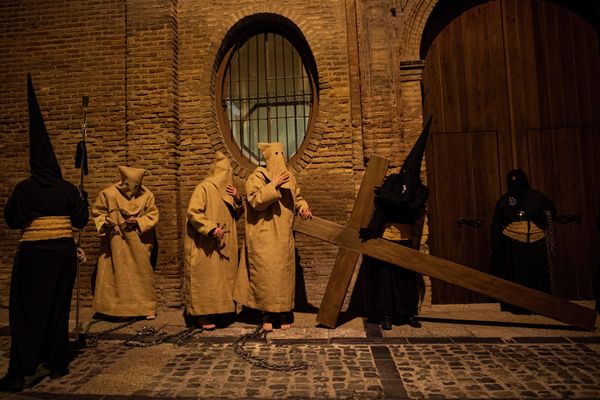 "Энсакадо", или кающийся в маске, принимает участие в шествии братства "Silencio del Santisimo Cristo del Rebate" на Страстной неделе в Тарасоне, Испания. - Sputnik Азербайджан