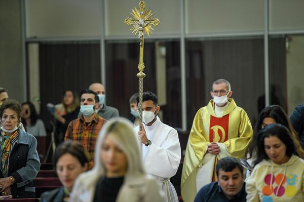 По окончании великого сорокадневного поста и страстной недели вечером в Великую субботу после захода солнца состоялась первая пасхальная литургия (месса) Пасхи. - Sputnik Азербайджан