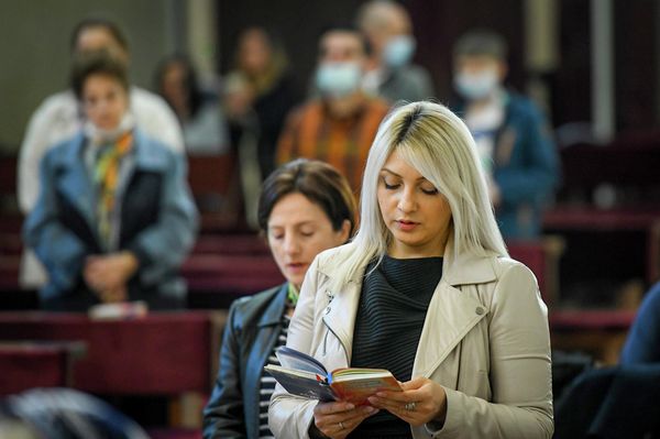 Помещение церкви Непорочного зачатия Пресвятой Девы Марии в Баку не могло вместить всех прихожан, поскольку для участия в богослужении пришли сотни людей. Поэтому служение прошло утром для иностранцев на английском языке и к полудню для местных прихожан на русском. - Sputnik Азербайджан