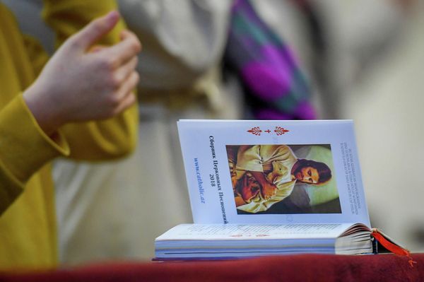 После торжественной мессы верующим объявляют благую весть о воскресении Спасителя. - Sputnik Азербайджан