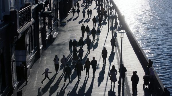 Прохожие на Якиманской набережной в Москве - Sputnik Азербайджан