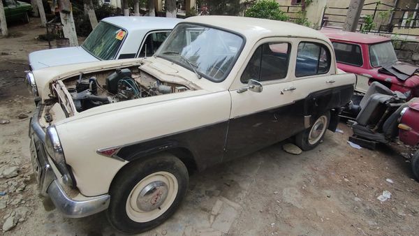 Он считает целесообразным пользоваться этим авто для прогулочных поездок, так как некоторые его особенности не позволяют покрывать длинные расстояния. - Sputnik Азербайджан