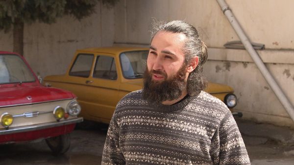 Интерес к автомобилям ЗАЗ появился у Азера, когда он был еще подростком. Он и сейчас, увидев где-то "Запорожец" в запущенном состоянии, покупает его и привозит в свою мастерскую. - Sputnik Азербайджан