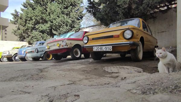 В мастерской можно увидеть "Москвич" и другие ретро-автомобили, выпущенные еще в 50-х годах прошлого века. - Sputnik Азербайджан
