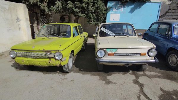 В отличие от других автомобилей, у "Запорожцев" мотор расположен сзади. Он охлаждается потоком воздуха, и велик риск его перегрева. - Sputnik Азербайджан