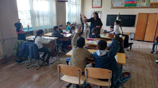 Школьники во время урока в средней школе села Гараязы Гёйчайского района - Sputnik Азербайджан