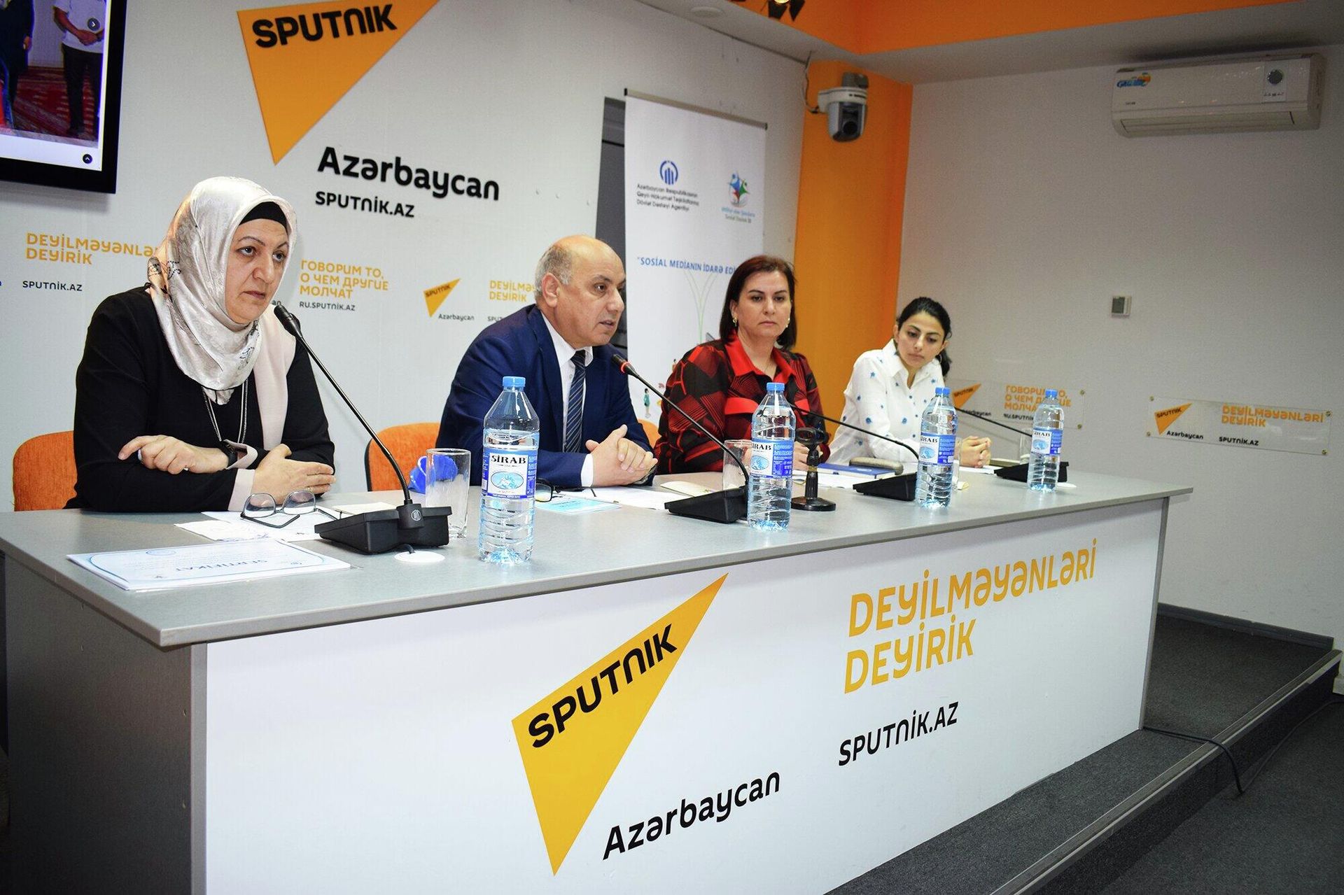 Əlillərin sosial reabilitasiyası mövzusunda mətbuat kornfransı - Sputnik Азербайджан, 1920, 20.04.2022