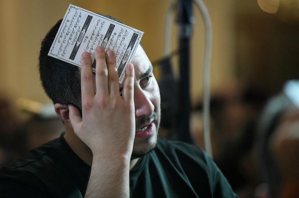 По преданиям, последнюю декаду месяца Рамазан пророк Мухаммед проводил в неустанных молитвах. В ночь Гадр к нему явился ангел Джибриль. Он передал Пророку первые пять аятов суры аль-Аляк. - Sputnik Азербайджан
