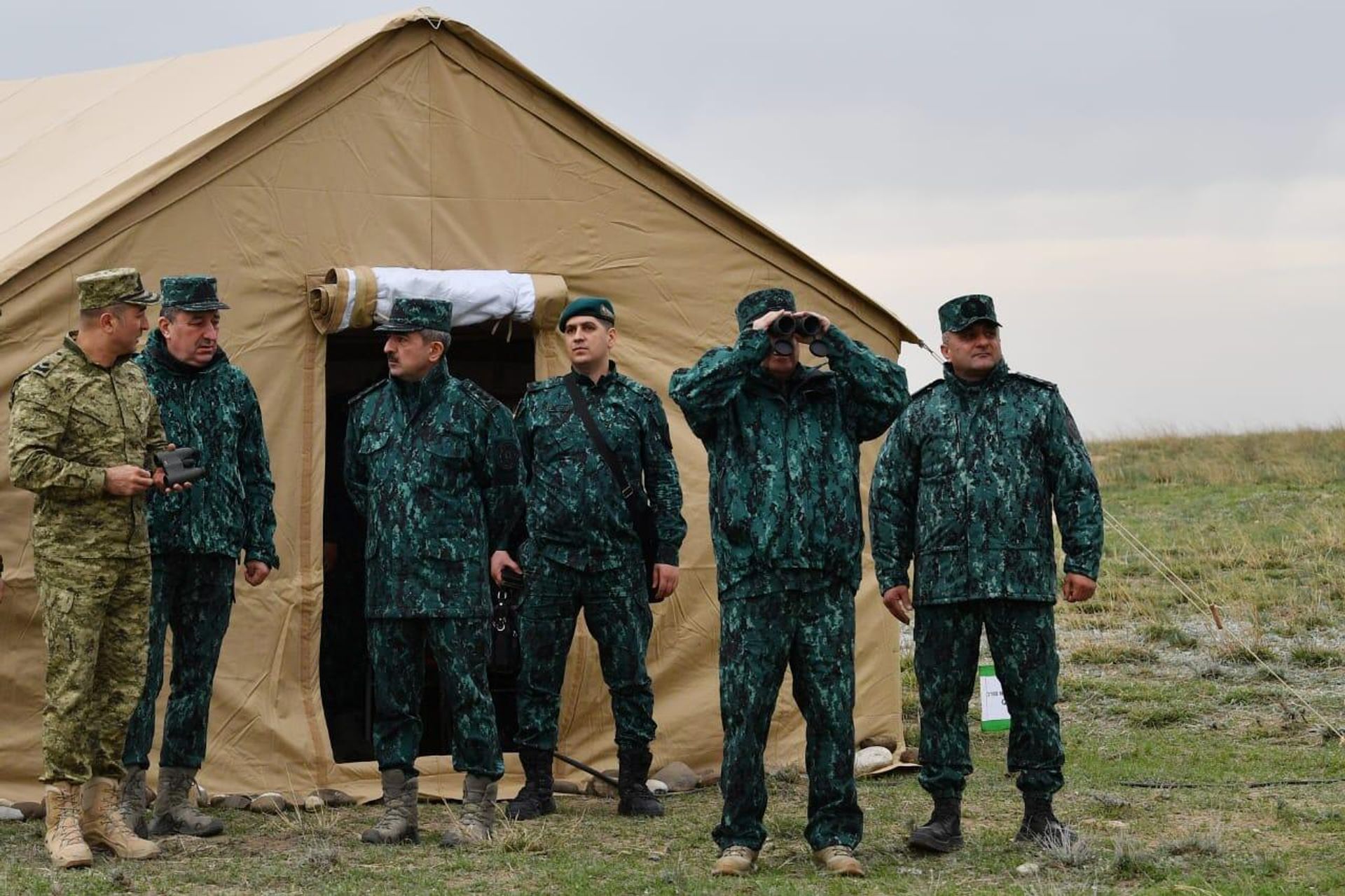 Помощник Президента и начальник ГПС посетили отдельные пограничные дивизии «Губадлы» и «Газах»  - Sputnik Азербайджан, 1920, 21.04.2022