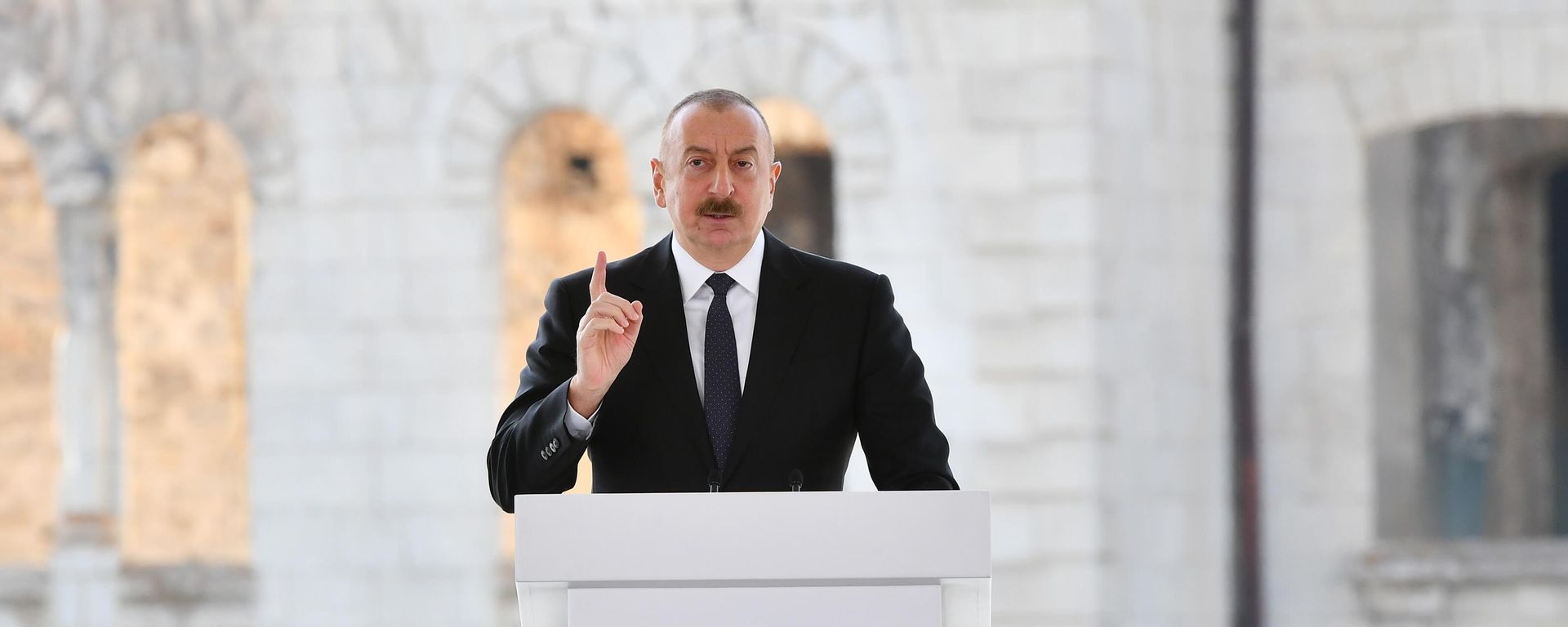 Prezident İlham Əliyev Şuşada Dünya Azərbaycanlılarının V Qurultayında çıxışı zamanı - Sputnik Азербайджан, 1920, 22.04.2022
