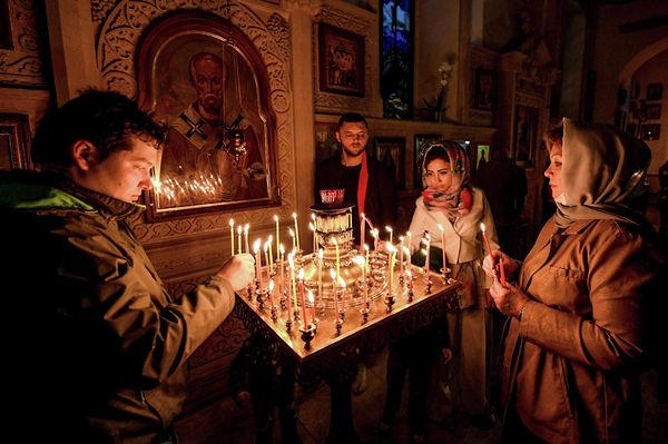 Пасхальное богослужение в Кафедральном соборе Святых Жен-Мироносиц в Баку. - Sputnik Азербайджан