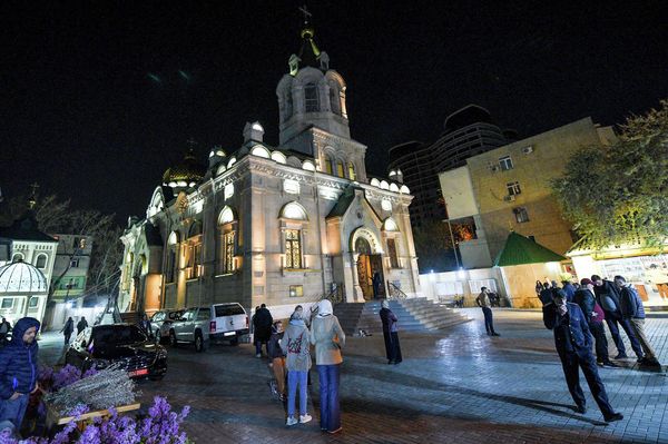 Празднование Пасхи начинается с ночи. В храмах проводятся торжественные пасхальные "полунощные" и "заутренние" службы и совершается Крестный ход. - Sputnik Азербайджан