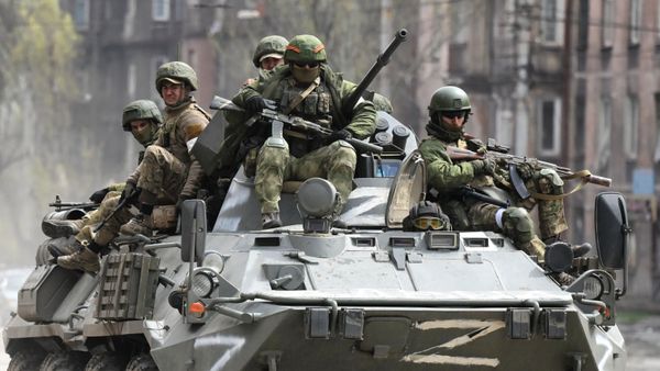 Военнослужащие ВС РФ на улице в Мариуполе - Sputnik Азербайджан