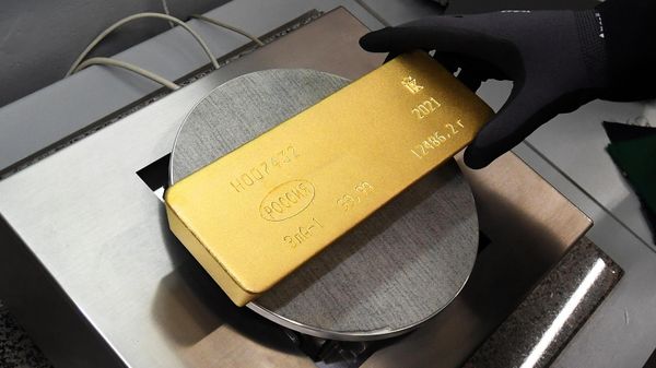 Производство золотых слитков на заводе Красцветмет - Sputnik Азербайджан