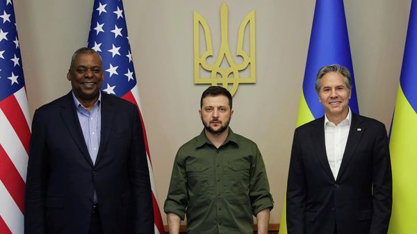 Министр обороны США Ллойд Остин, президент Украины Владимир Зеленский и госсекретарь США Энтони Блинкен позируют фотографу во время встречи в воскресенье, 24 апреля 2022 года, в Киеве, Украина - Sputnik Азербайджан