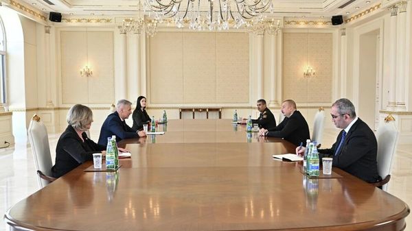 Президент Азербайджана Ильхам Алиев во вторник, 26 апреля принял вице-премьера, министра обороны Латвийской Республики Артиса Пабрикса - Sputnik Азербайджан