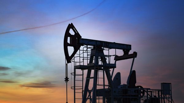 Нефтяная качалка неподалеку от Ямашинского сельского поселения Альметьевском районе Республики Татарстан - Sputnik Азербайджан