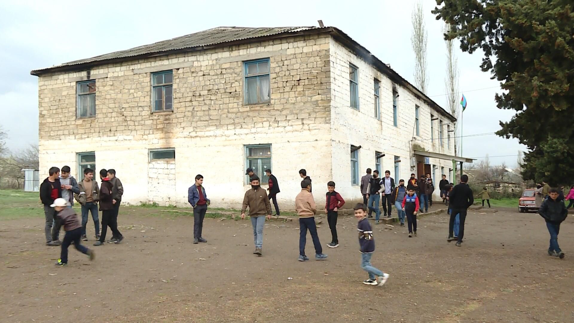 Tovuzun Aşağı Quşçu  kəndində məktəbinin acınacaqlı halı - Sputnik Азербайджан, 1920, 01.05.2022