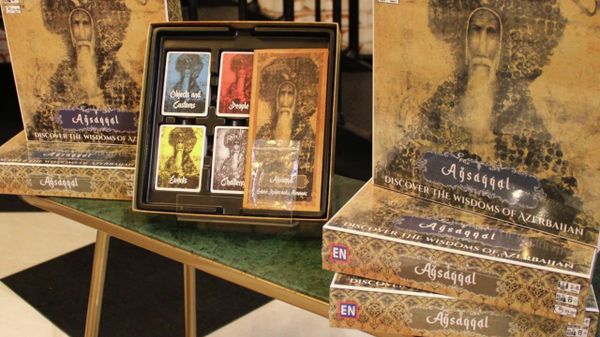 Азербайджанка Гюнель Аткинсон презентовала в Бакинском книжном центре свою необычную настольную игру Аксакал. - Sputnik Азербайджан