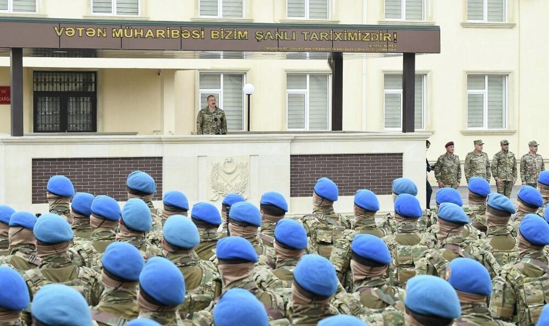 Prezident, Silahlı Qüvvələrin Ali Baş Komandanı İlham Əliyev Müdafiə Nazirliyinin Xüsusi Təyinatlı Qüvvələrinin “N” saylı hərbi hissəsində olub - Sputnik Азербайджан, 1920, 30.04.2022