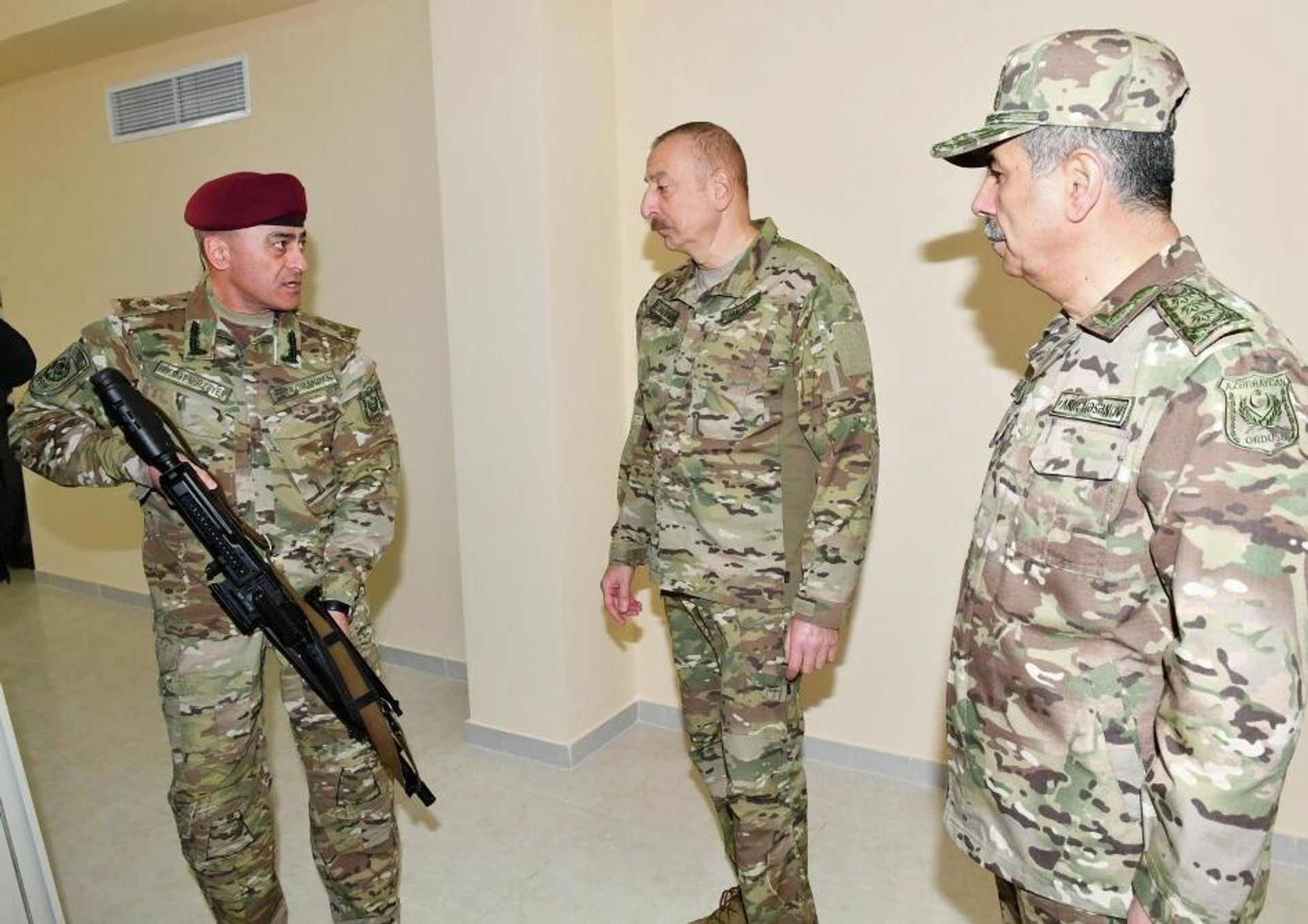 Prezident, Silahlı Qüvvələrin Ali Baş Komandanı İlham Əliyev Müdafiə Nazirliyinin Xüsusi Təyinatlı Qüvvələrinin “N” saylı hərbi hissəsində olub - Sputnik Азербайджан, 1920, 30.04.2022