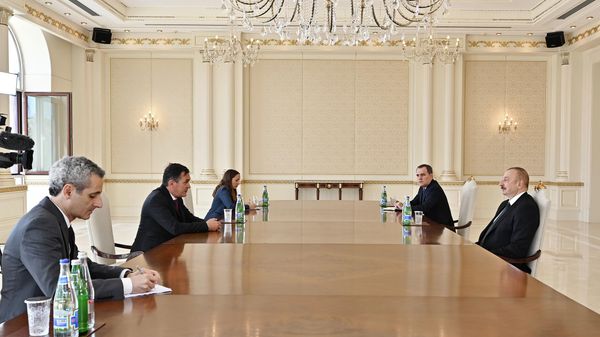 Президент Ильхам Алиев на встрече с послом МИД Франции по Восточному партнерству Брисом Рокфоем  - Sputnik Азербайджан