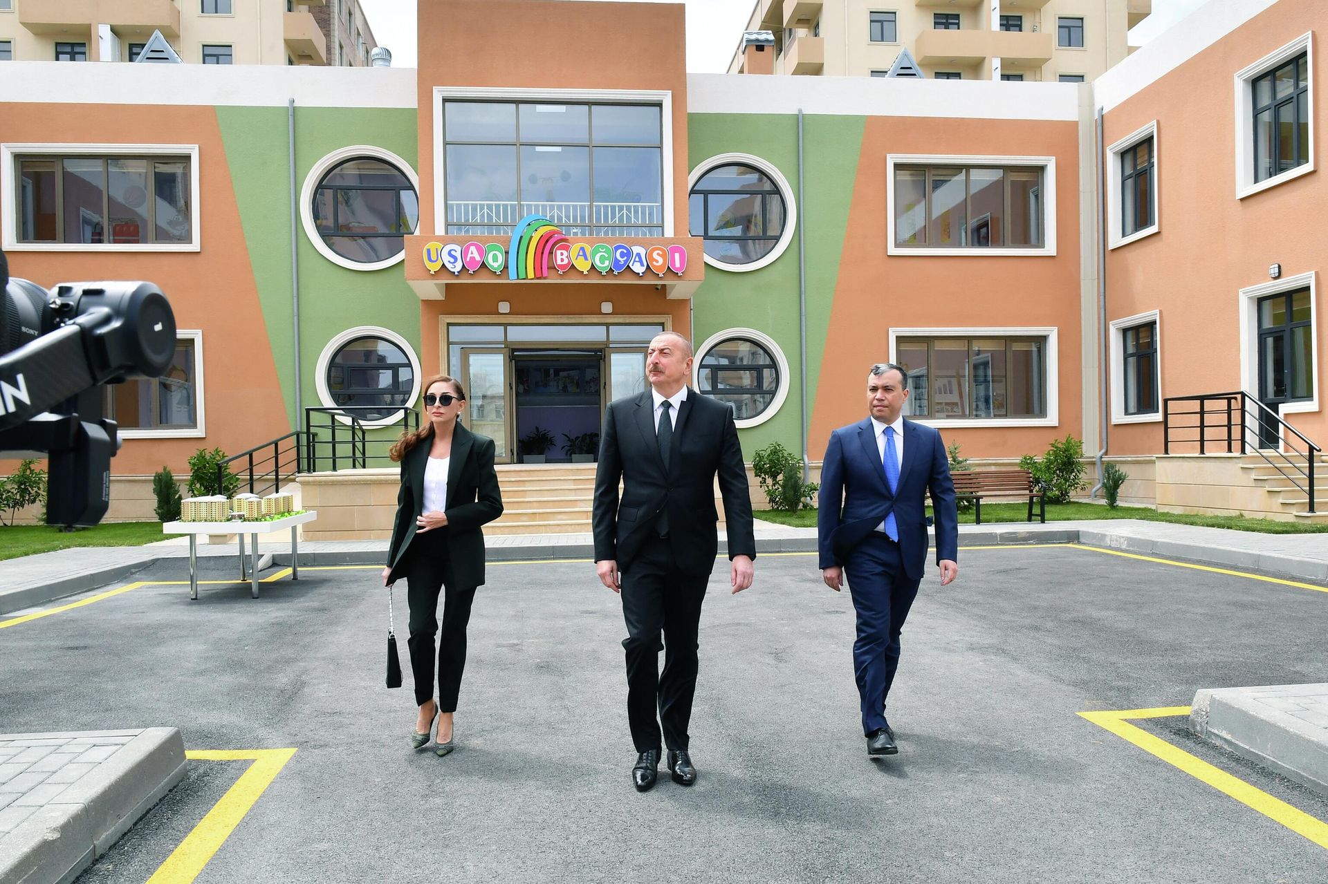 Prezident İlham Əliyev və birinci xanım Mehriban Əliyeva Bakının Sabunçu rayonunda şəhid ailələri və müharibə əlilləri üçün yeni yaşayış kompleksinin açılışında - Sputnik Азербайджан, 1920, 02.05.2022
