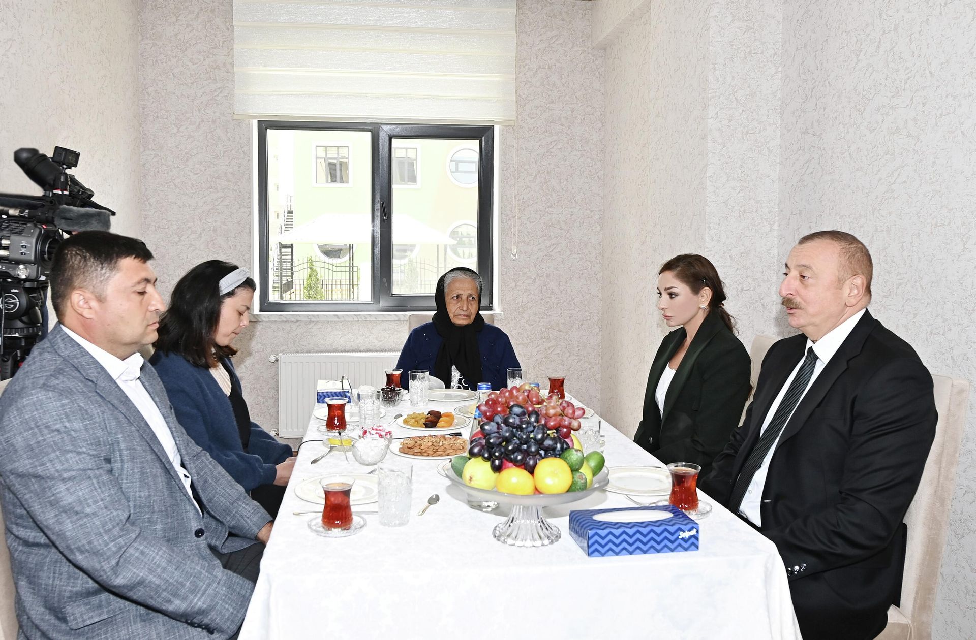 Prezident İlham Əliyev və birinci xanım Mehriban Əliyeva Bakının Sabunçu rayonunda şəhid ailələri və müharibə əlilləri üçün yeni yaşayış kompleksinin açılışında - Sputnik Азербайджан, 1920, 02.05.2022