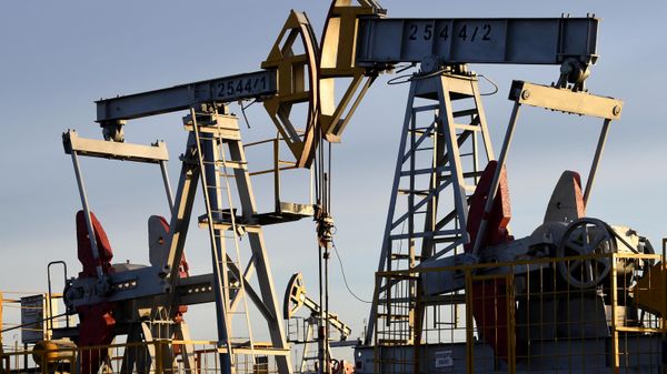 Нефтяная качалка неподалеку от Ямашинского сельского поселения Альметьевском районе Республики Татарстан - Sputnik Азербайджан