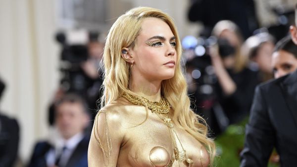 Британская модель Кара Делевинь на гала-концерте Met Gala 2022 в Метрополитен-музее в Нью-Йорке, 2 мая 2022 года - Sputnik Азербайджан