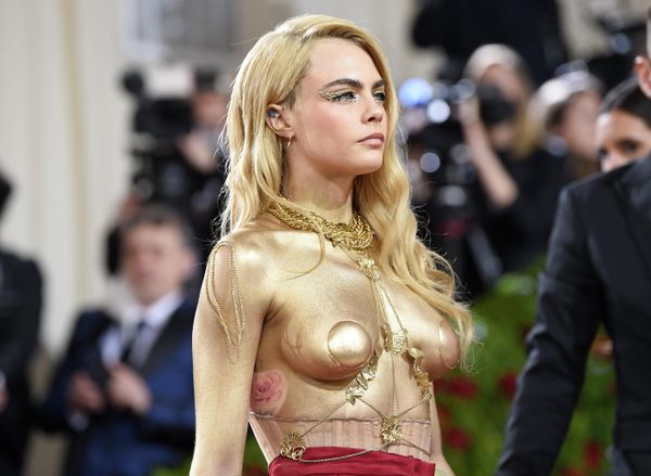 Британская модель Кара Делевинь на благотворительном балу Met Gala 2022 в музее Метрополитен в Нью-Йорке. - Sputnik Азербайджан