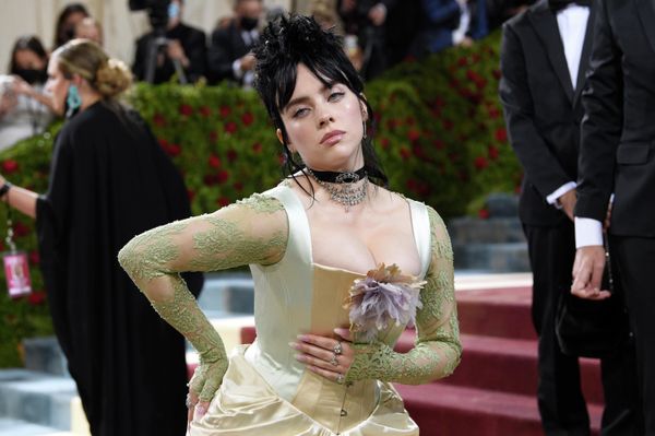Певица Билли Айлиш на благотворительном балу Met Gala 2022 в музее Метрополитен в Нью-Йорке. - Sputnik Азербайджан