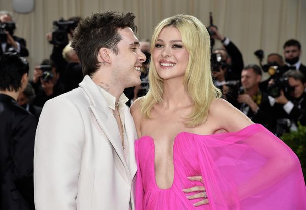 Бруклин Бекхэм (слева) и Никола Пельтц на благотворительном балу Met Gala 2022 в музее Метрополитен в Нью-Йорке. - Sputnik Азербайджан