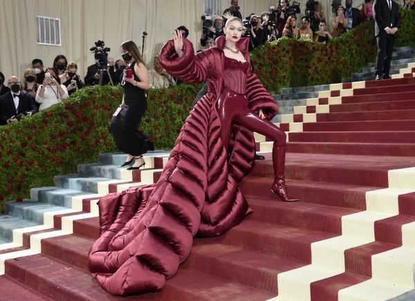 Американская модель Джиджи Хадид на благотворительном балу Met Gala 2022 в музее Метрополитен в Нью-Йорке. - Sputnik Азербайджан