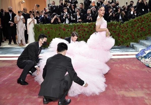 Американская актриса Тесса Томпсон на благотворительном балу Met Gala 2022 в музее Метрополитен в Нью-Йорке. - Sputnik Азербайджан
