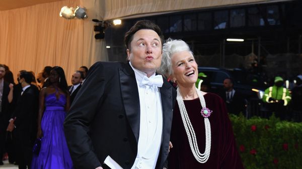 Илон Маск вместе с матерю Мэй Маск на гала-концерте Met Gala 2022 в Метрополитен-музее в Нью-Йорке, 2 мая 2022 года - Sputnik Азербайджан