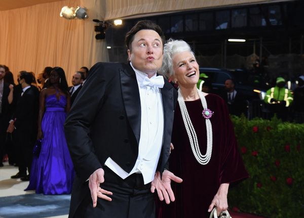 Илон Маск вместе с матерью Мэй Маск на благотворительном балу Met Gala 2022 в музее Метрополитен в Нью-Йорке. - Sputnik Азербайджан