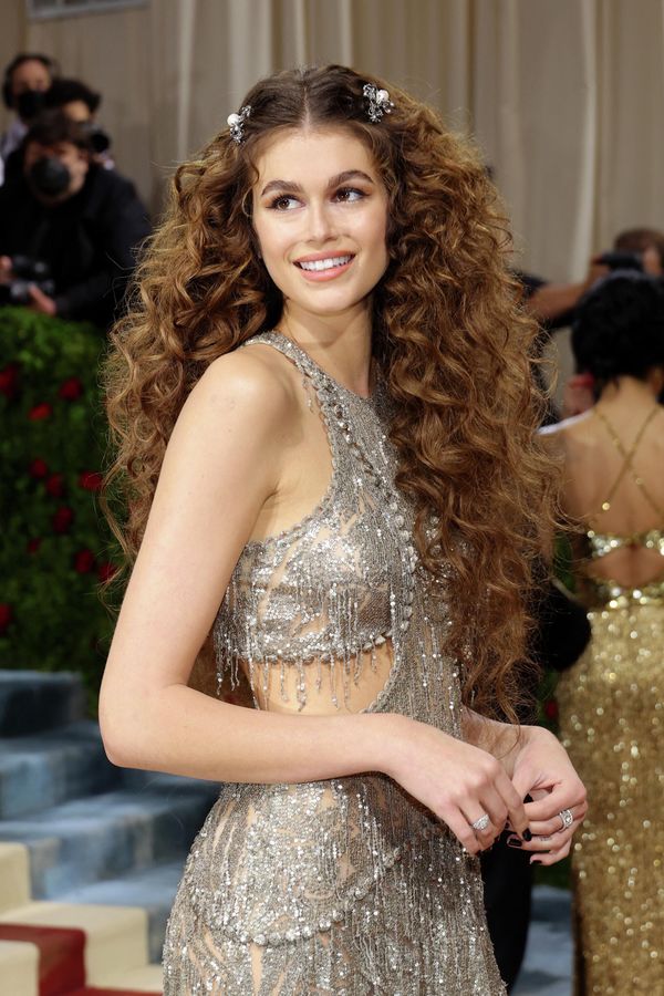 Модель Кайя Гербер на благотворительном балу Met Gala 2022 в музее Метрополитен в Нью-Йорке. - Sputnik Азербайджан