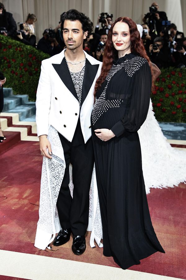 Джо Джонас и Софи Тернер на благотворительном балу Met Gala 2022 в музее Метрополитен в Нью-Йорке. - Sputnik Азербайджан