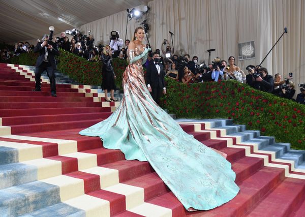 Актриса Блейк Лайвли на благотворительном балу Met Gala 2022 в музее Метрополитен в Нью-Йорке. - Sputnik Азербайджан